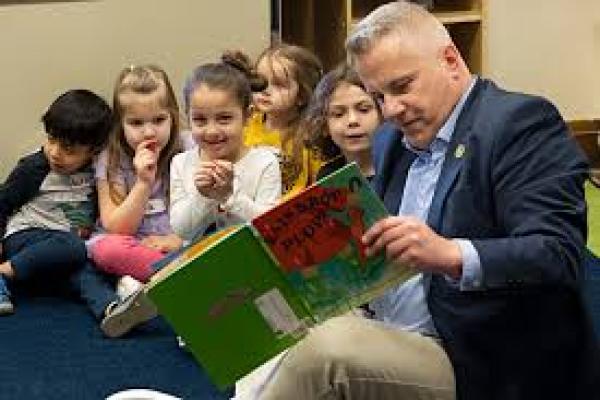 Sorensen reads to kids